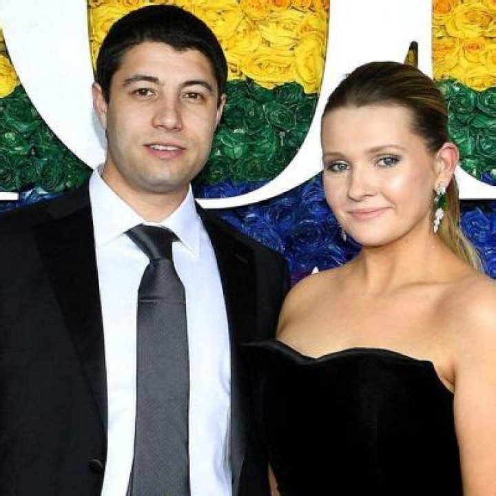 
Abigail Breslin Got Married To Her Long-Time Boyfriend Ira Kunyanksy 