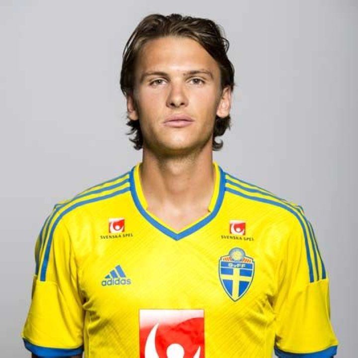 
Albin Ekdal Height, Weight, Net Worth, Age, Birthday, Wikipedia, Who, Instagram, Biography 