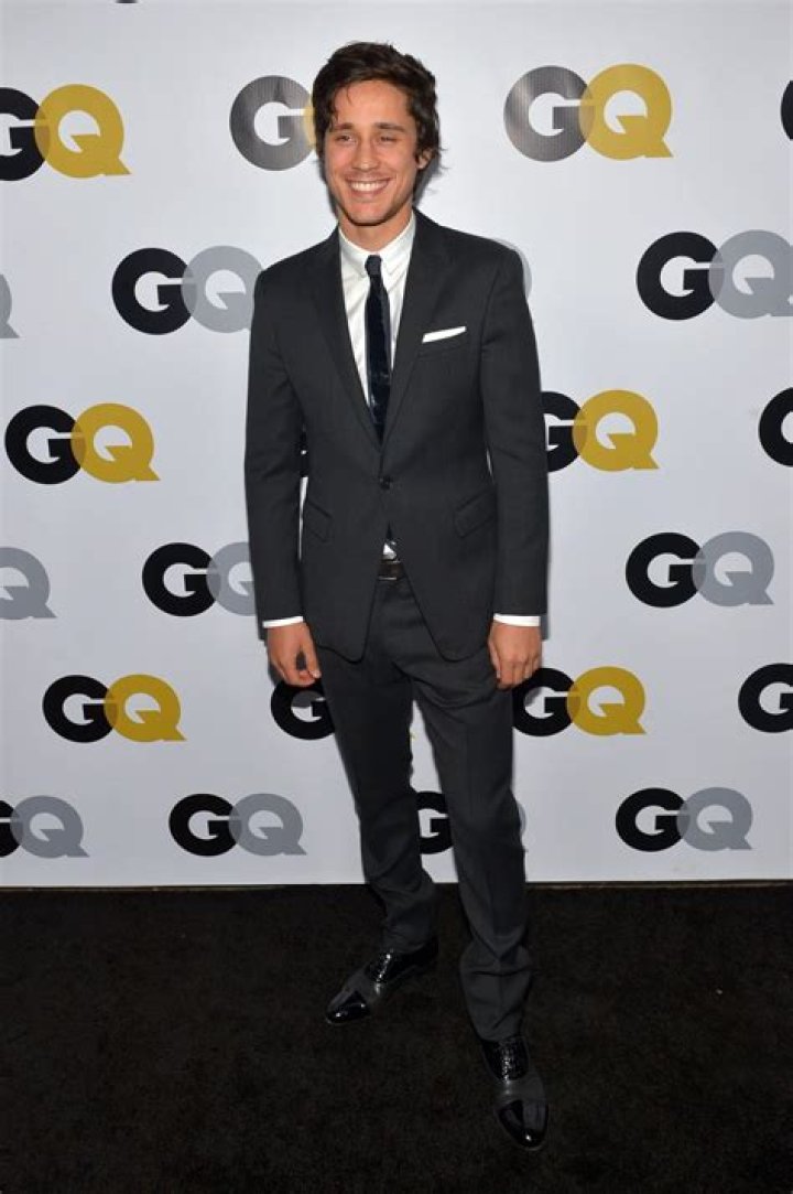 
All About Peter Gadiot – James Valdez on ‘Queen of the South’ 