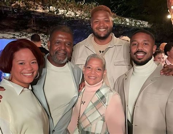 
#BBNaijaS7: Groovy In Tears As He Reunites With Dad, Mom, and Siblings 