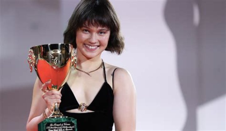 Cailee Spaeny Height, Weight, Net Worth, Age, Birthday, Wikipedia, Who, Instagram, Biography