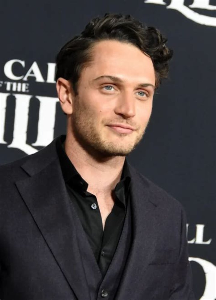 Colin Woodell Height, Weight, Net Worth, Age, Birthday, Wikipedia, Who, Nationality, Biography