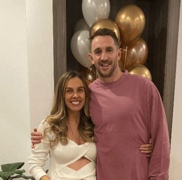 
Does Michael Barlow Have A Girlfriend? 