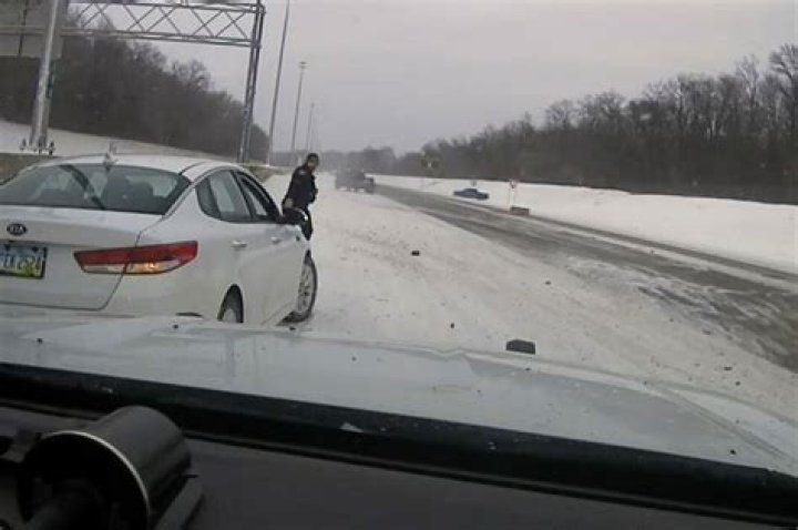 
Driver nearly hits cop, smashes into police cruiser on Ohio highway 