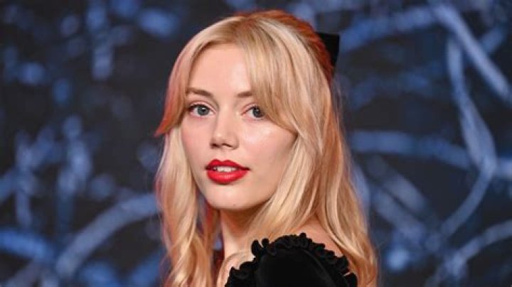 
Fans Are Convinced Stranger Things’s Grace Van Dien Also Stars In Sex Education 