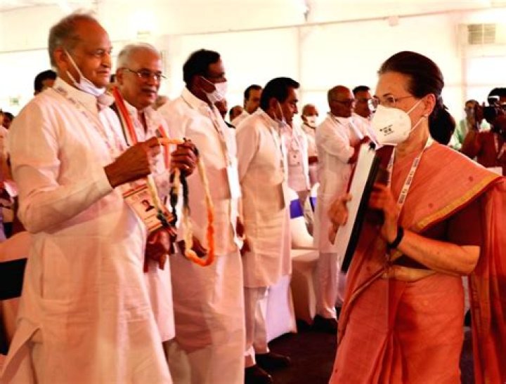 
Gehlot meets Sonia ahead of Cong president’s poll notification 