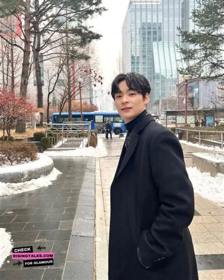 
Go Joon Hee Height, Weight, Net Worth, Age, Birthday, Wikipedia, Who, Instagram, Biography 