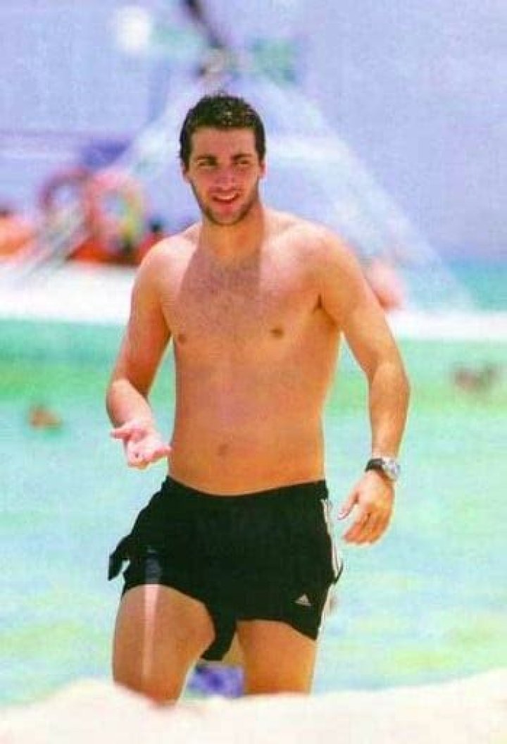 
Gonzalo Higuain Height, Weight, Net Worth, Age, Birthday, Wikipedia, Who, Nationality, Biography 