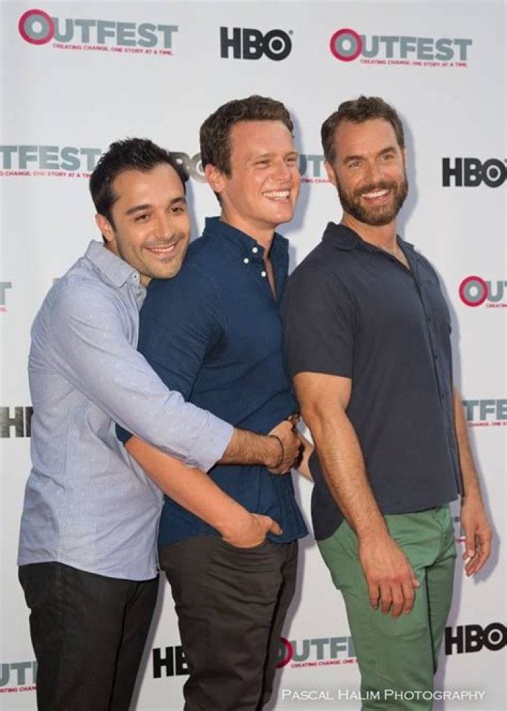 
HBO Actor Murray Bartlett Thanks Partner and Boyfriend Matt and His Family After His Emmy Win 