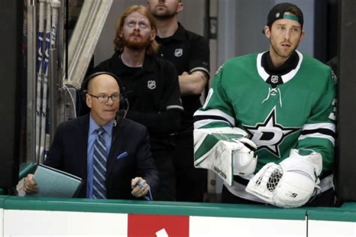 
Here’s Why Fans Think Pat Foley Is Leaving Blackhawks 