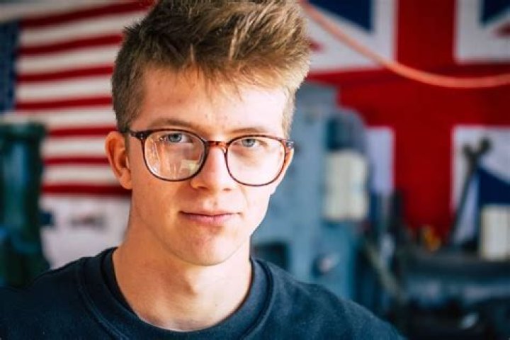 
Is Alec Steele Married to Wife? Or Dating Girlfriend? 