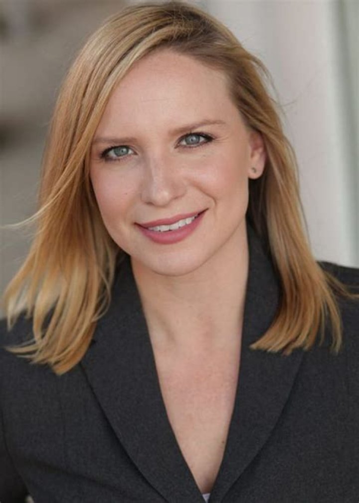 
Is Caroline Renfro Married or Dating? Her Wiki, Age, Husband and Net worth 