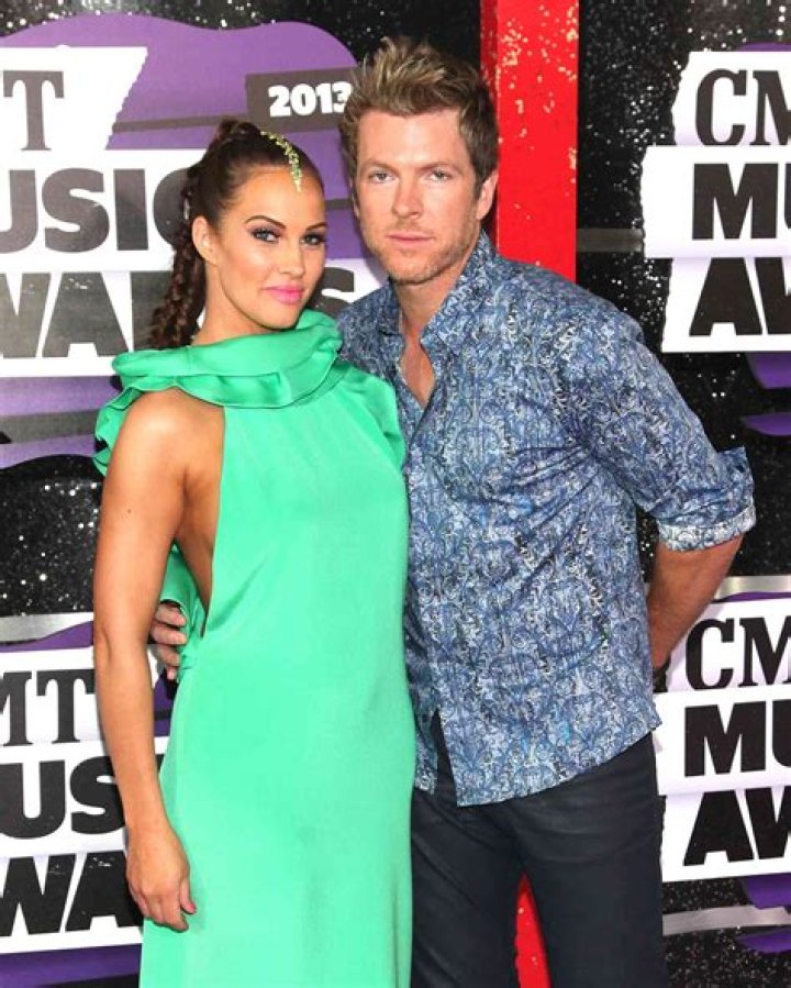 
Is Joe Don Rooney Gay? Age, Height, Net Worth 