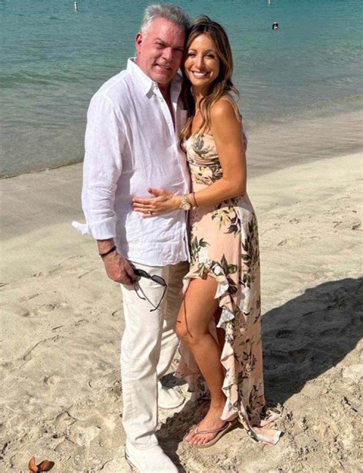 
Is Ray Lipowski is Married to Wife? Or Dating a Girlfriend? 