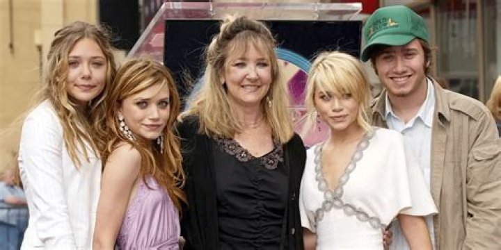 
Jarnette Olsen is Ashley and Elizabeth Olsen’s Mother – Meet Her 