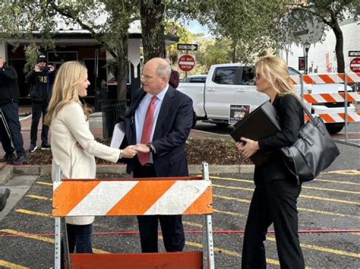 
Jim Griffin, Alex Murdaugh’s defense attorney checks phone, loses track during closing argument 