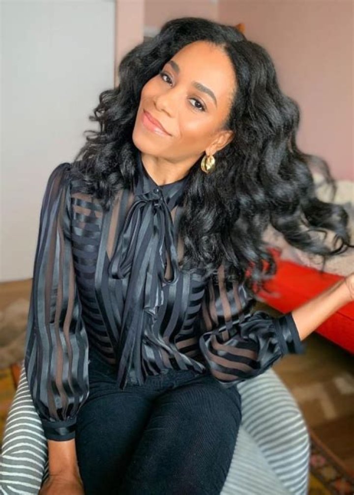 
Kelly McCreary Height, Weight, Net Worth, Age, Birthday, Wikipedia, Who, Instagram, Biography 