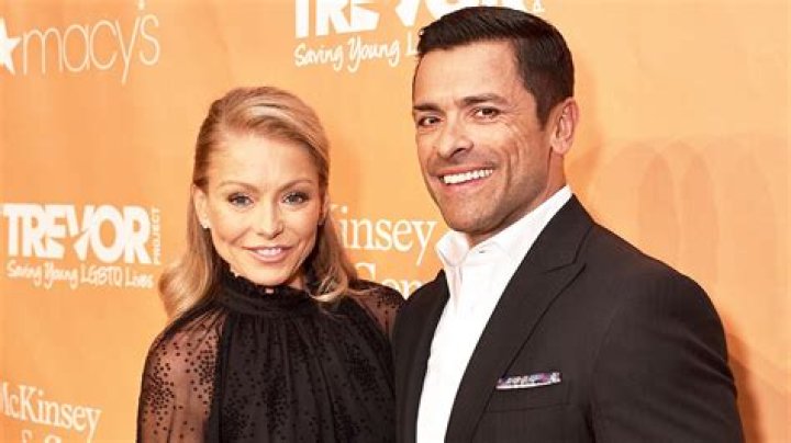 
Kelly Ripa Reveals She Once Passed Out During Morning Sex With Mark Consuelos 