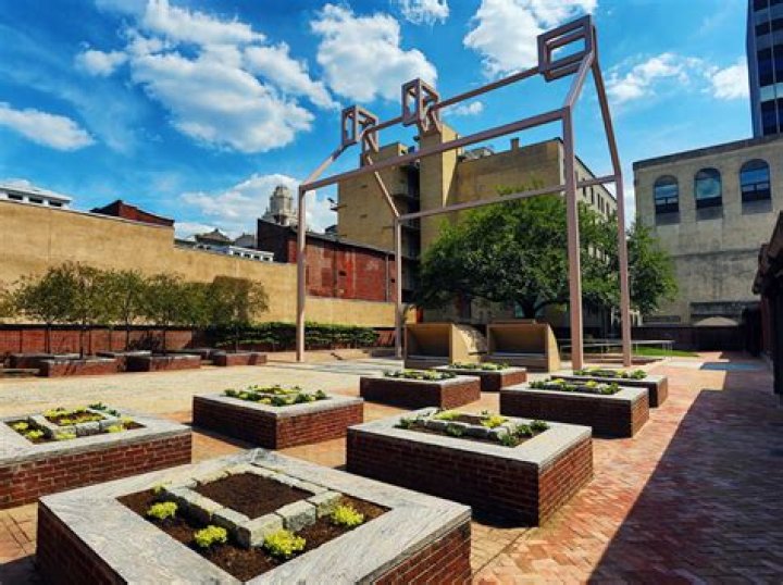 
Ken Burns Documenatry: Benjamin Franklin House In Philadelphia, Where Did He Live And Where Was He Born? 