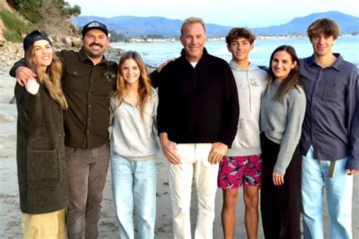 
Kevin Costner’s Children & Family: The True Loves of His Life 