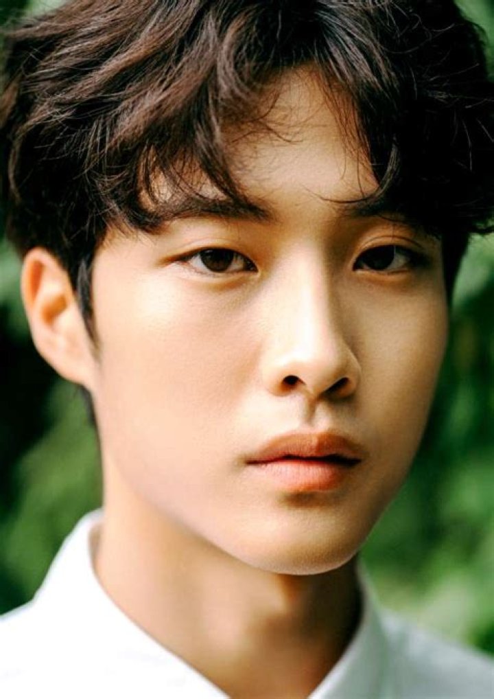 
Lee JongWon Height, Weight, Net Worth, Age, Birthday, Wikipedia, Who, Nationality, Biography 