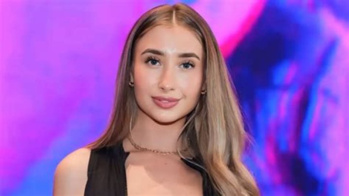 
Lily Phillips Height, Weight, Net Worth, Age, Birthday, Wikipedia, Who, Nationality, Biography 