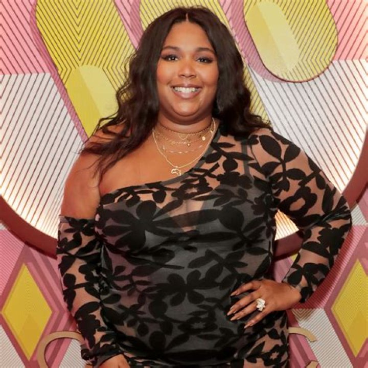 Lizzo Height, Weight, Net Worth, Age, Birthday, Wikipedia, Who, Nationality, Biography