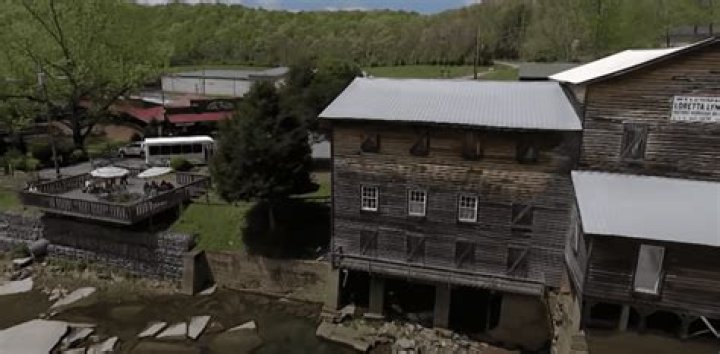 
Loretta Lynn Had a Peaceful Death at Her Ranch Where She Lived for 55 Years & Built Her Own Museum 