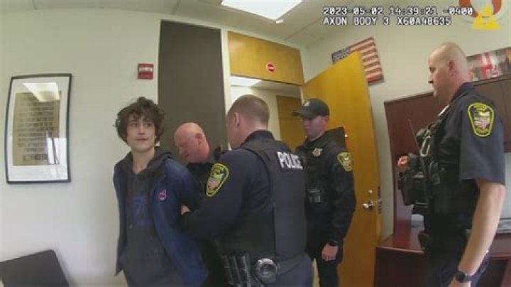 
Louisville Police Department releases bodycam video showing ‘unintentional’ shooting of two teenagers 