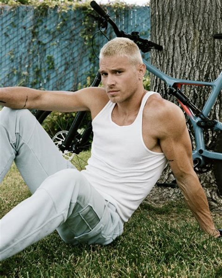 
Matthew Noszka Height, Weight, Net Worth, Age, Birthday, Wikipedia, Who, Nationality, Biography 