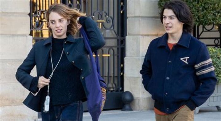 
Maya Hawke Gender And Sexuality: Does She have A Girlfriend/ Partner? Gay Rumors Debunked 