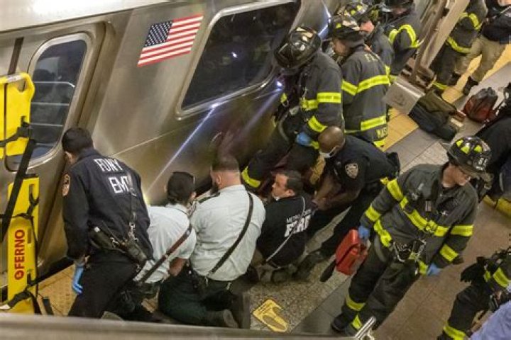 
Police Report That a Man Died After Falling Onto New York City Subway Tracks 