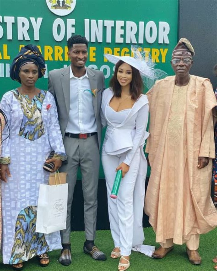 
Reactions As Actress, Yetunde Barnabas Returns To Nigeria From The Czech Republic 