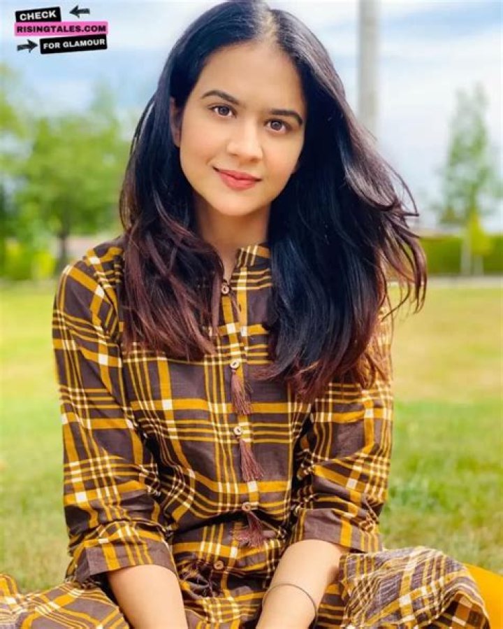 Roopi Gill Height, Weight, Net Worth, Age, Birthday, Wikipedia, Who, Instagram, Biography