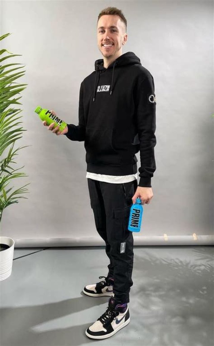 Simon Minter Height, Weight, Net Worth, Age, Birthday, Wikipedia, Who, Nationality, Biography