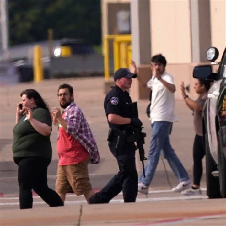 
Texas shooting: 5 dead, including 8-year-old, Mexican male suspect still at large 
