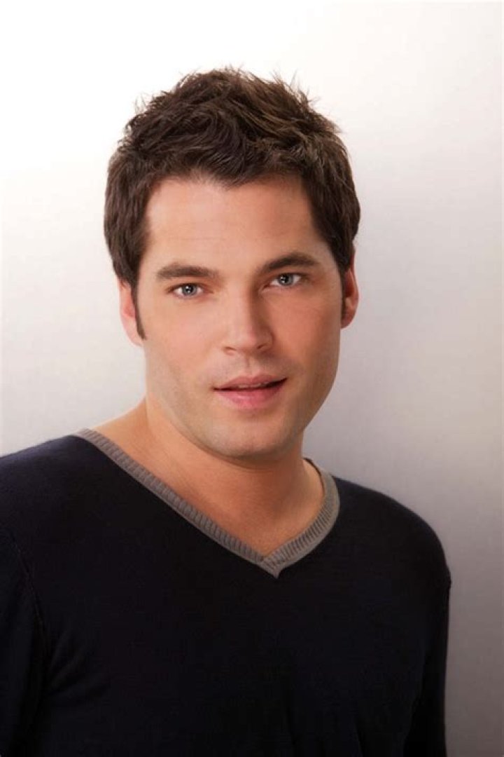 
Tim Rozon (Schitt’s Creek) Wiki Bio, net worth, ethnicity, wife, family, kids 