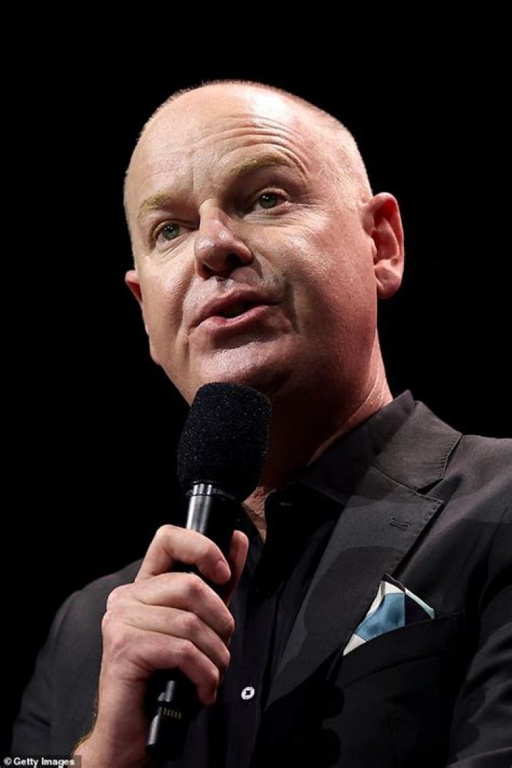 
Tom Gleeson Height, Weight, Net Worth, Age, Birthday, Wikipedia, Who, Nationality, Biography 