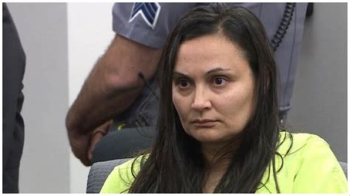 
Video shows accused child killer Leticia Stauch flipping off a witness during trial 