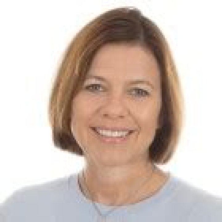 What do we know about “Soldstickergirl” Elaine Beezy? Barrett-Jackson Auction, Wiki, Net Worth, Age, Husband