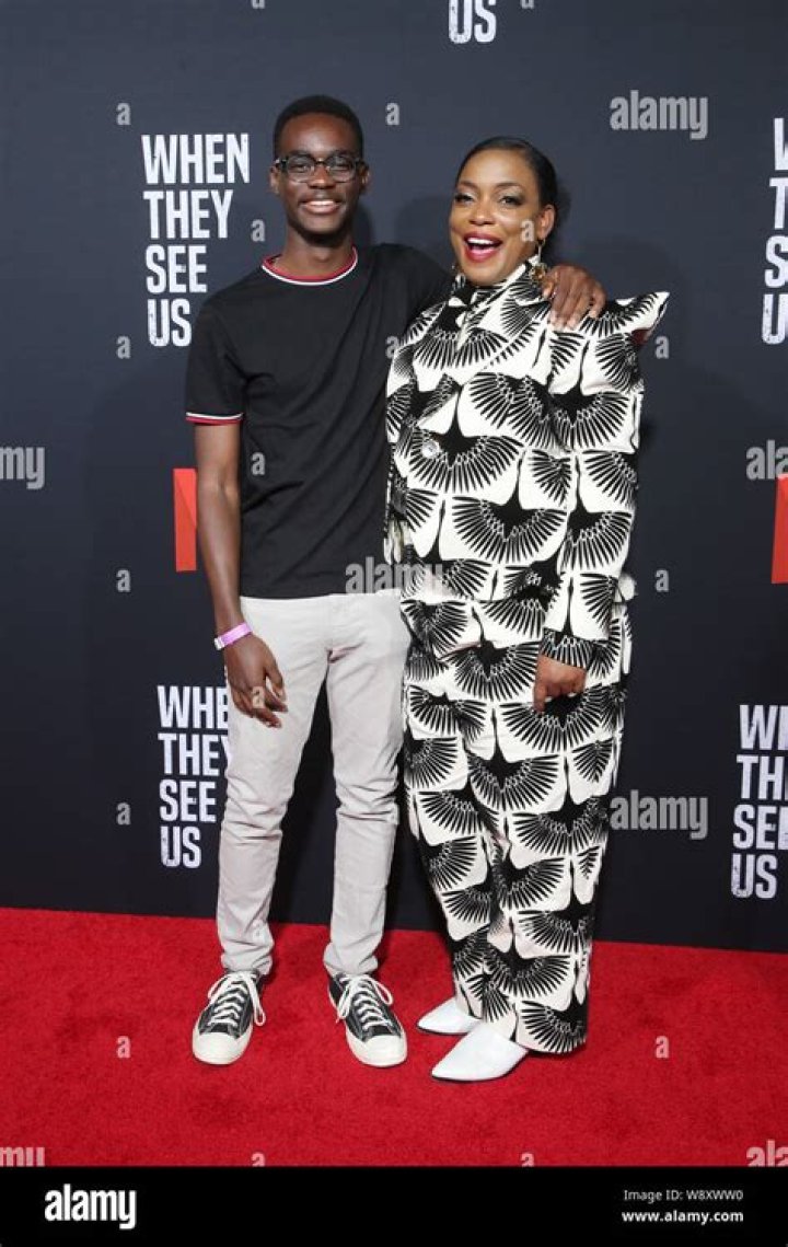 Who Is Aunjanue Ellis Husband And Is She Pregnant In 2022?