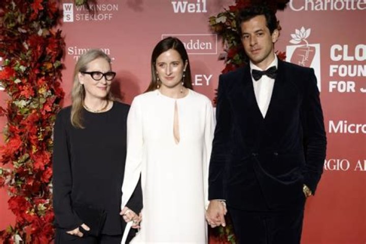 
Who Is Grace Gummer Husband Mark Ronson? Daughter Family And Net Worth 