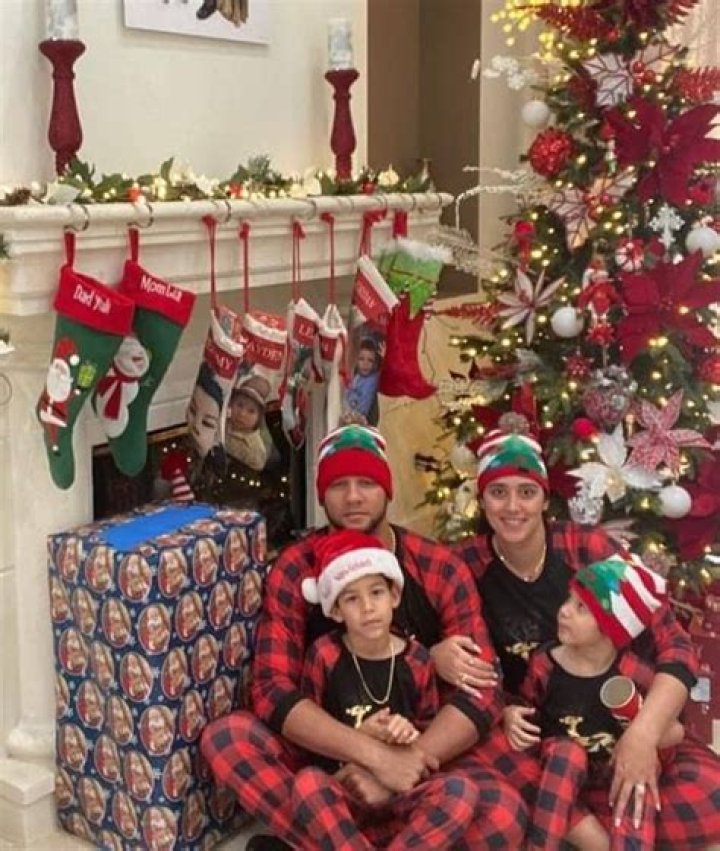 Yuli Gurriel is Married to Wife: Lianet Barrera. Kids